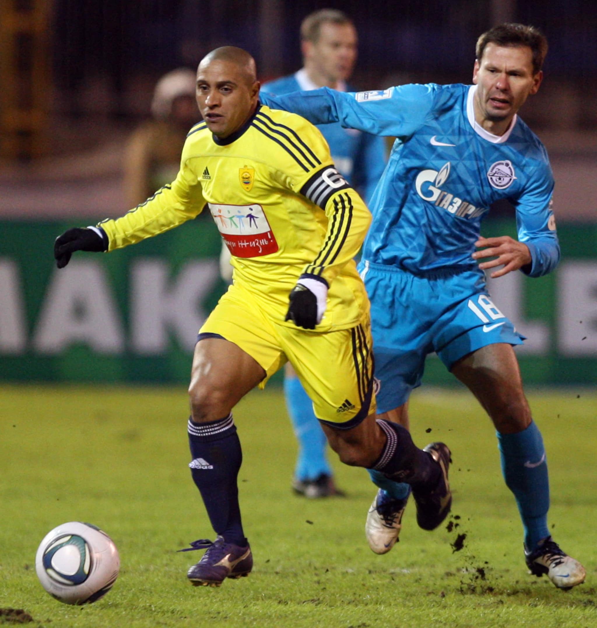 9) युरोपियन फुटबॉलमधील रशियन वर्णद्वेष (2012-2018 - रशिया - फुटबॉल) 2011 मध्ये रॉबर्टो कार्लोस आणि देशांतर्गत लीग सामन्यांदरम्यान दिग्दर्शित केलेल्या गैरवर्तनासह अनेक घटनांनी पूर्व युरोपीय फुटबॉलच्या काही भागांमध्ये चालू असलेल्या वर्णद्वेषी शत्रुत्वावर प्रकाश टाकला आहे. (एएफपी)