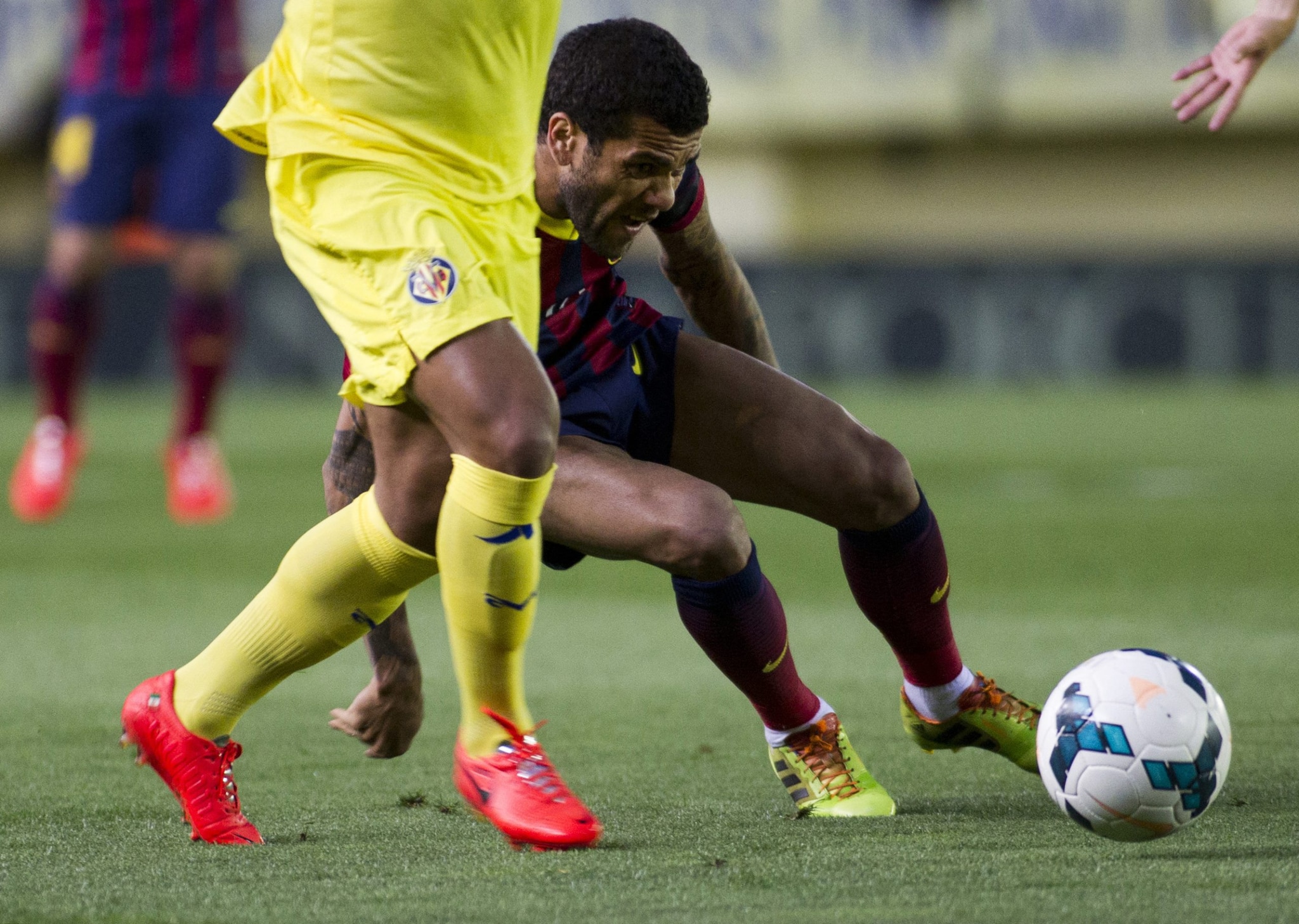 5) डॅनी अल्वेसची केळी घटना 2014 – व्हिलारियल, स्पेन – फुटबॉल (स्पॅनिश लीग) एका चाहत्याने डॅनी अल्वेसवर केळी फेकली. त्याने ते उचलले, चावा घेतला आणि पुढे चालू ठेवला. युरोपियन फुटबॉलमधील सततच्या वर्णद्वेषाच्या विरोधात अवमान करण्याच्या एका छोट्या कृतीत हा क्षण व्हायरल झाला. (एएफपी)