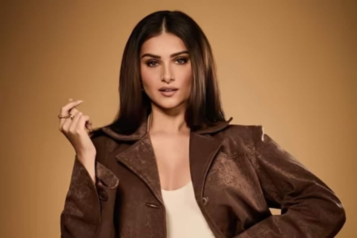 Tara Sutaria Turns Her Vanity Into A Dance Floor With Thodi Si Daaru