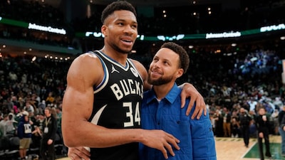 Giannis Antetokounmpo with Steph Curry (AFP)