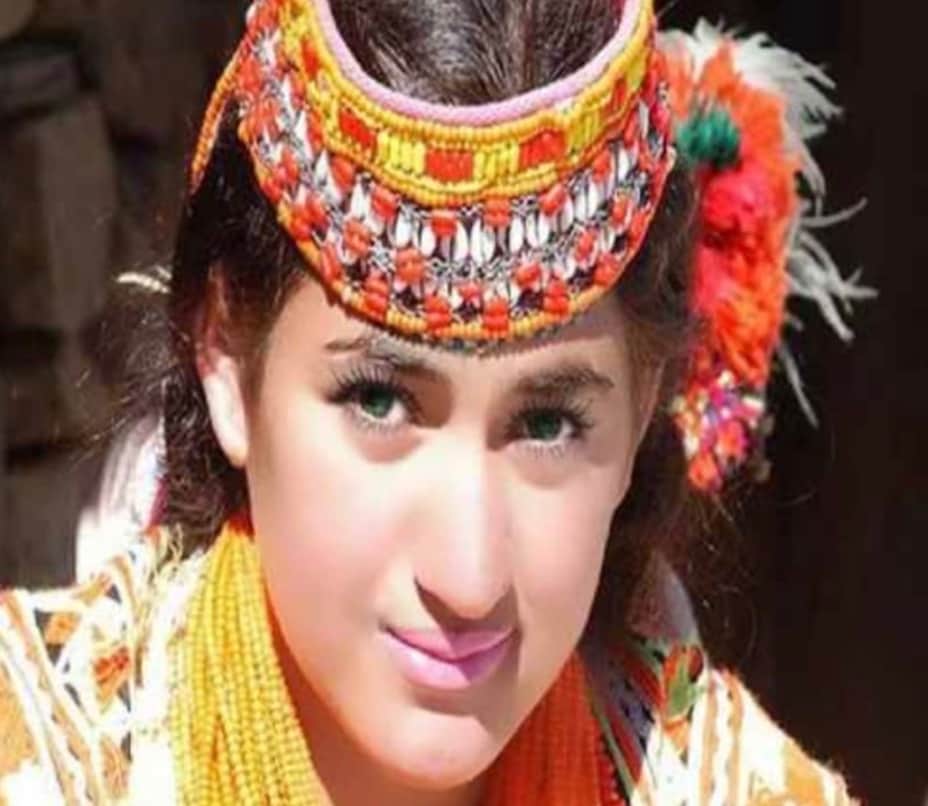  Hunza people—especially women—are known for their youthful appearance even in old age. Experts say their active, disciplined lifestyle helps them stay vibrant well beyond 60. Interestingly, the community follows a unique practice of avoiding solid food for two to three months annually, surviving solely on fresh fruit juices.