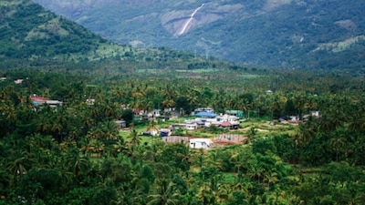 कंथल्लूर: केरल का 'कश्मीर' गाँव जहाँ उगते हैं सेब, चंदन और चलती है वस्तु विनिमय प्रणाली.