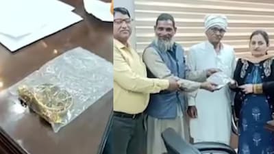 Nearly four months later, scrap dealer Haji Akhtar Khan found the gold wrapped in paper while sorting through accumulated scrap.