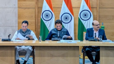 Commerce minister Piyush Goyal (centre) addresses the media on the India-US trade deal. (News18)