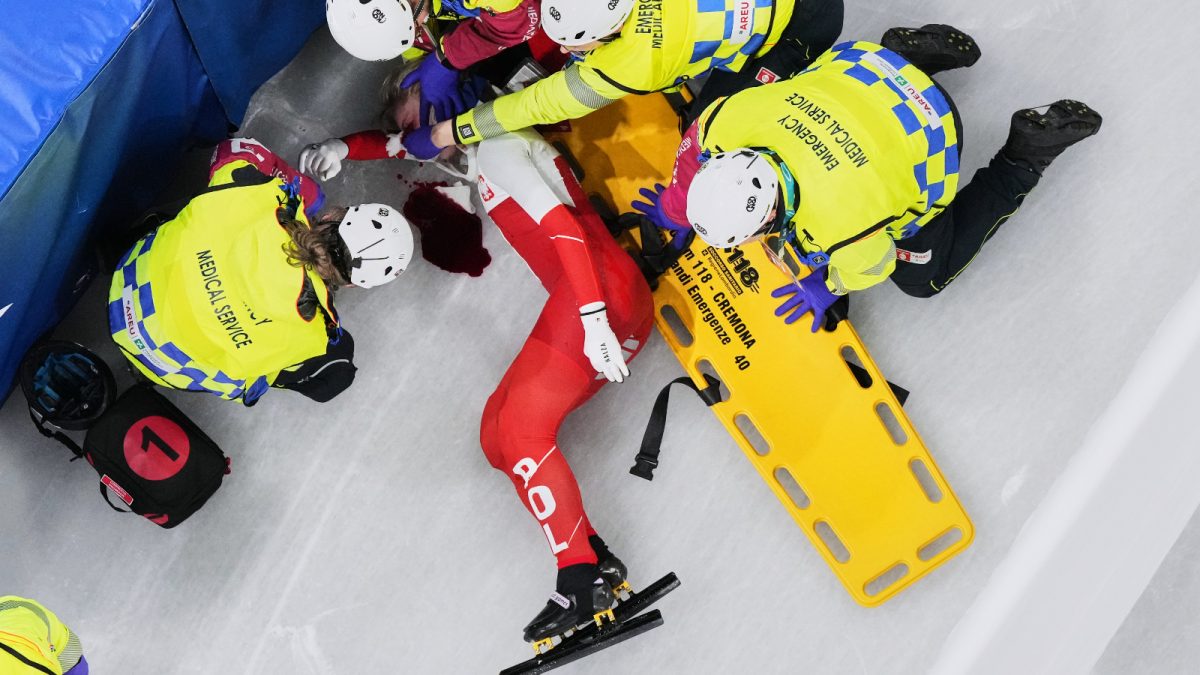 Blade Horror At Winter Olympics: Poland's Sellier Stretchered After 1500m Crash | WATCH