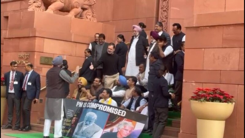 Rahul Gandhi offered a handshake to Ravneet Bittu, who refused it. (Screenshot)