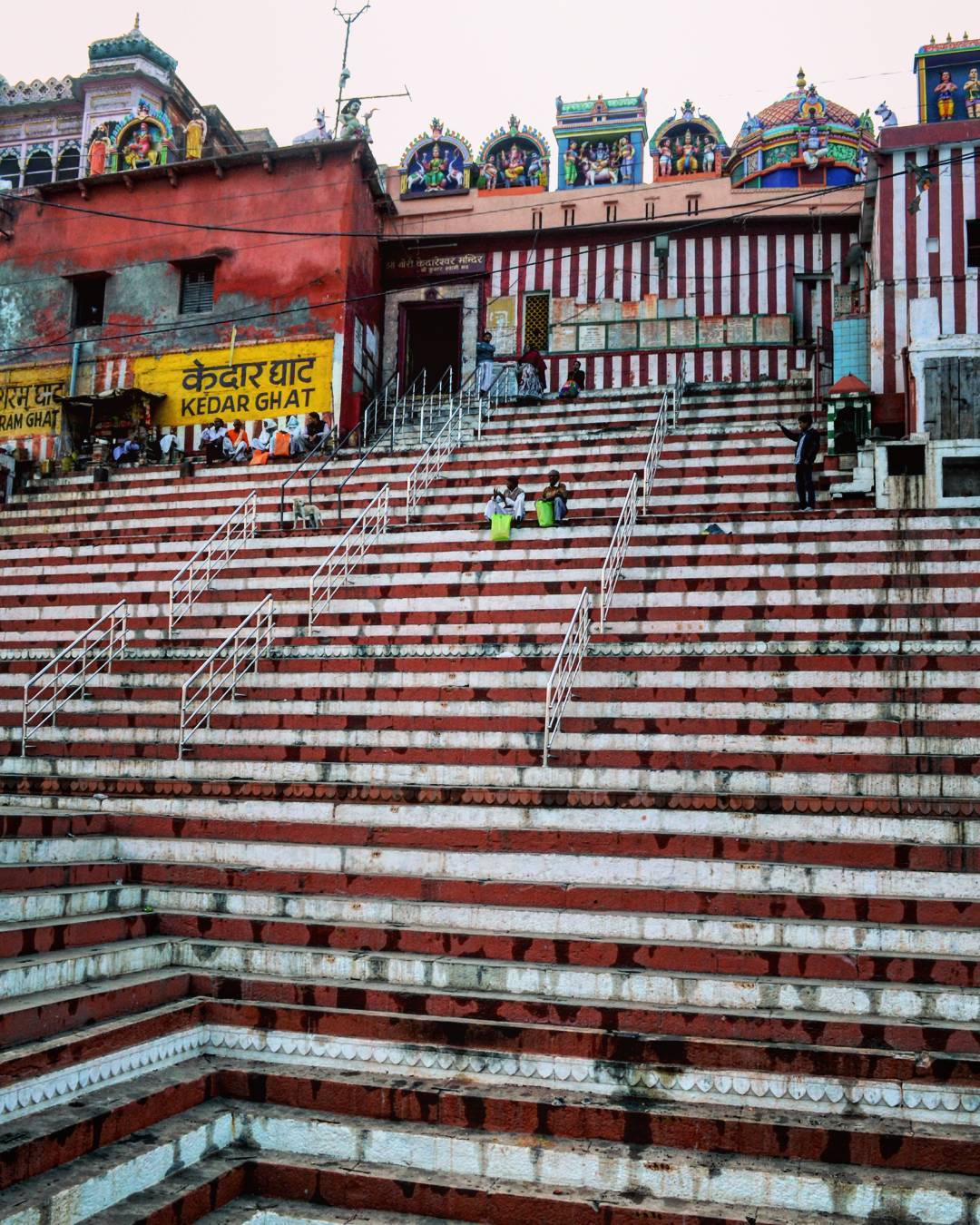 Kedar Ghat: Dedicated to Lord Shiva as Kedar, this ghat features a striking red-and-white striped temple reminiscent of the Himalayas. South Indian devotees especially throng here during Shivaratri to perform abhishek and ritual baths, creating a unique, cross-cultural atmosphere of deep devotion.