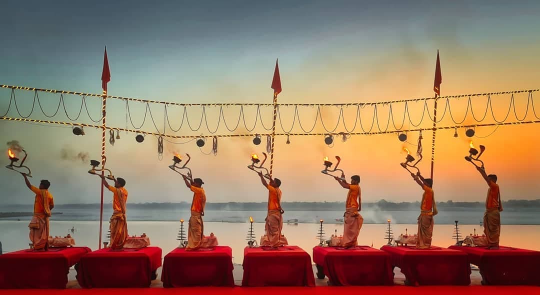 Assi Ghat: Located at the confluence of the Ganga and Assi rivers, this ghat is famous for "Subah-e-Banaras." On Shivaratri, it becomes a center for early morning Vedic chants, yoga, and aarti, offering a relatively serene yet powerful start to the holy day.