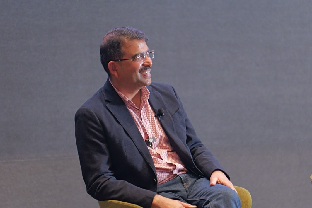 Que conquistas Gupta obteve enquanto liderava o Fino Payments Bank? Sob a liderança de Gupta, o Fino Payments Bank alcançou rentabilidade três anos após o seu lançamento em 2017 e tornou-se o primeiro banco de pagamentos a ser cotado nas bolsas de valores indianas em novembro de 2021. Que conquistas Gupta obteve enquanto liderava o Fino Payments Bank? Sob a liderança de Gupta, o Fino Payments Bank alcançou rentabilidade três anos após o seu lançamento em 2017 e tornou-se o primeiro banco de pagamentos a ser cotado nas bolsas de valores indianas em novembro de 2021.