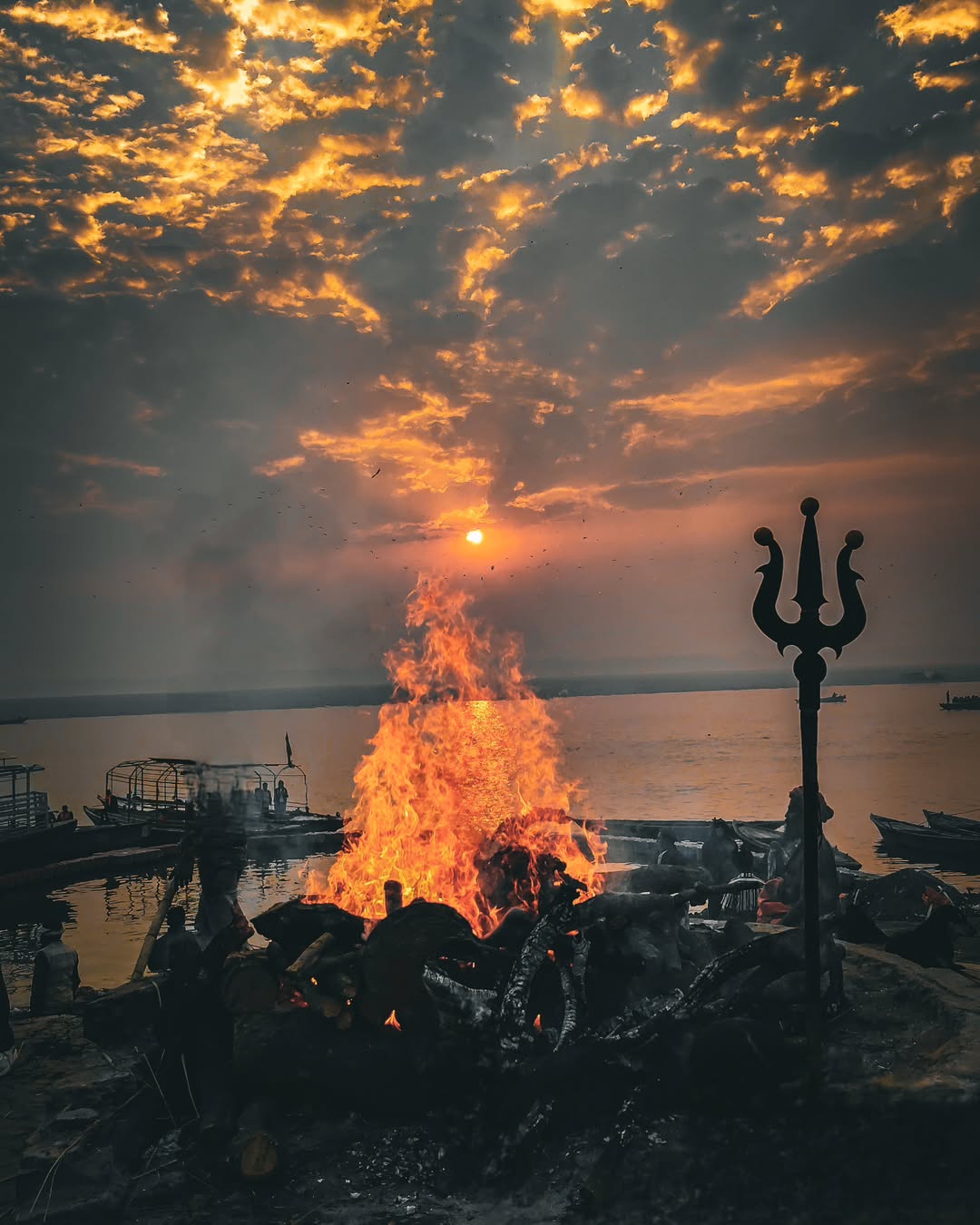 Harishchandra Ghat: One of the oldest cremation sites, it is named after the legendary King Harishchandra, who personified truth. During Shivaratri, it reminds visitors of Shiva’s role as the ultimate truth and destroyer of ego, offering a somber yet deeply reflective spiritual experience.
