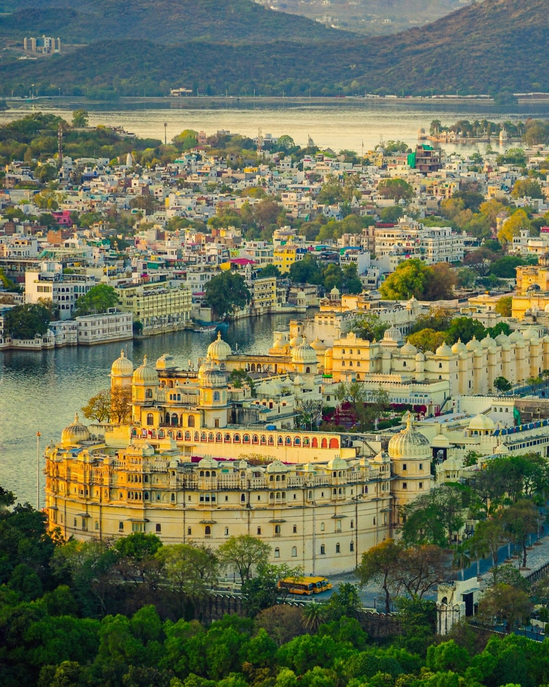 Udaipur, Rajasthan: Few places in India embody romance as effortlessly as Udaipur. Known as the “Venice of the East,” this city is dotted with shimmering lakes, palaces that glow at sunset, and narrow lanes filled with history. Couples can take a boat ride on Lake Pichola, admire the grandeur of City Palace, or simply enjoy candlelit dinners overlooking the water. The mild February weather makes it ideal for exploring, and the regal atmosphere ensures every moment feels like a fairy tale. 