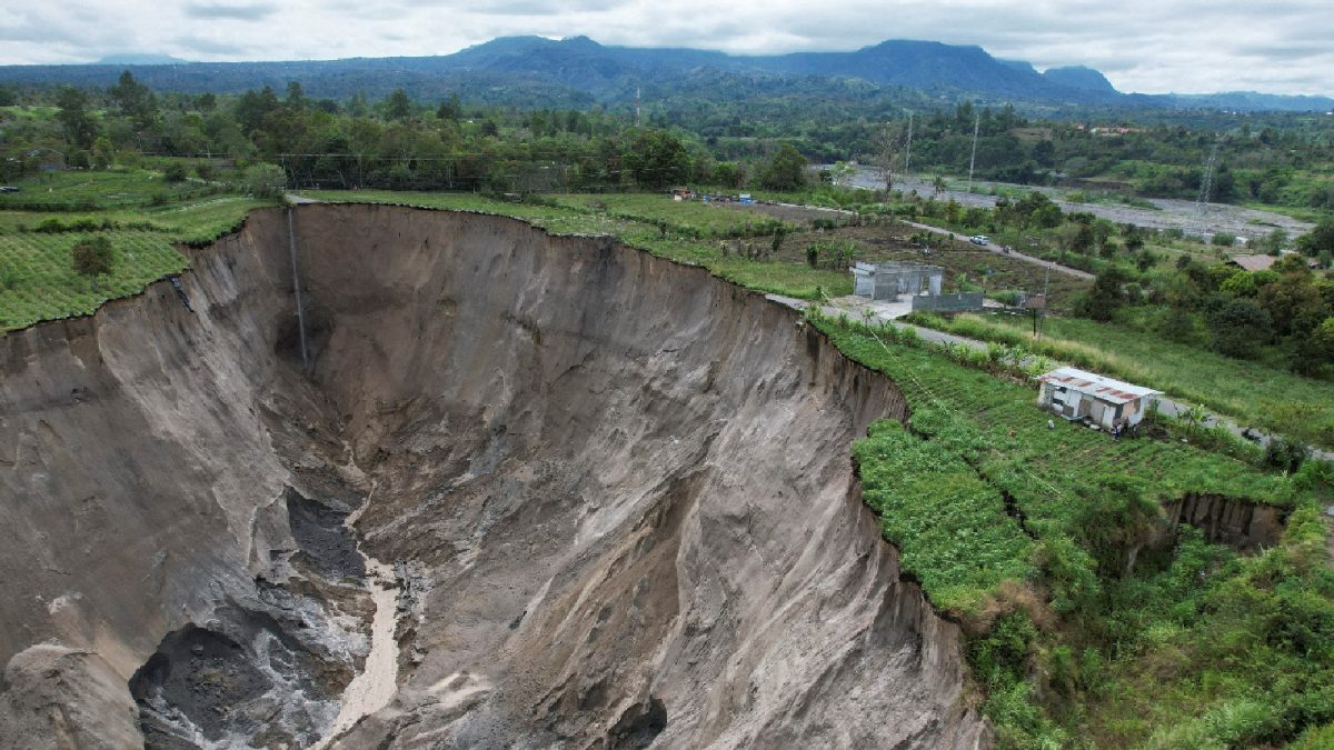 Massive Sinkhole Devours Farmland In Indonesia, Farmers Fear More Collapse | Watch