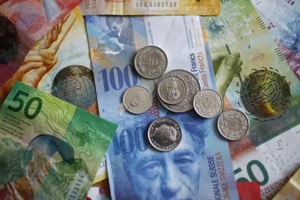 Franco Suíço (CHF): O franco suíço é uma moeda de refúgio seguro, confiável em todo o mundo para estabilidade. 1 franco suíço = US$ 1,29