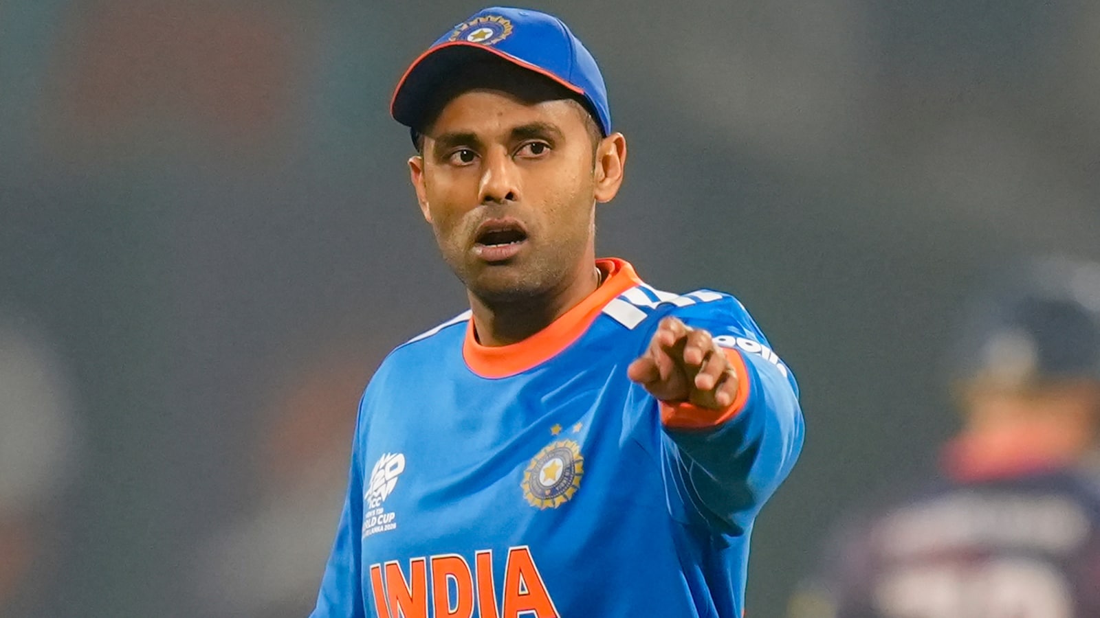 Suryakumar Yadav um homem feliz após a vitória da Índia em 93 corridas sobre a Namíbia