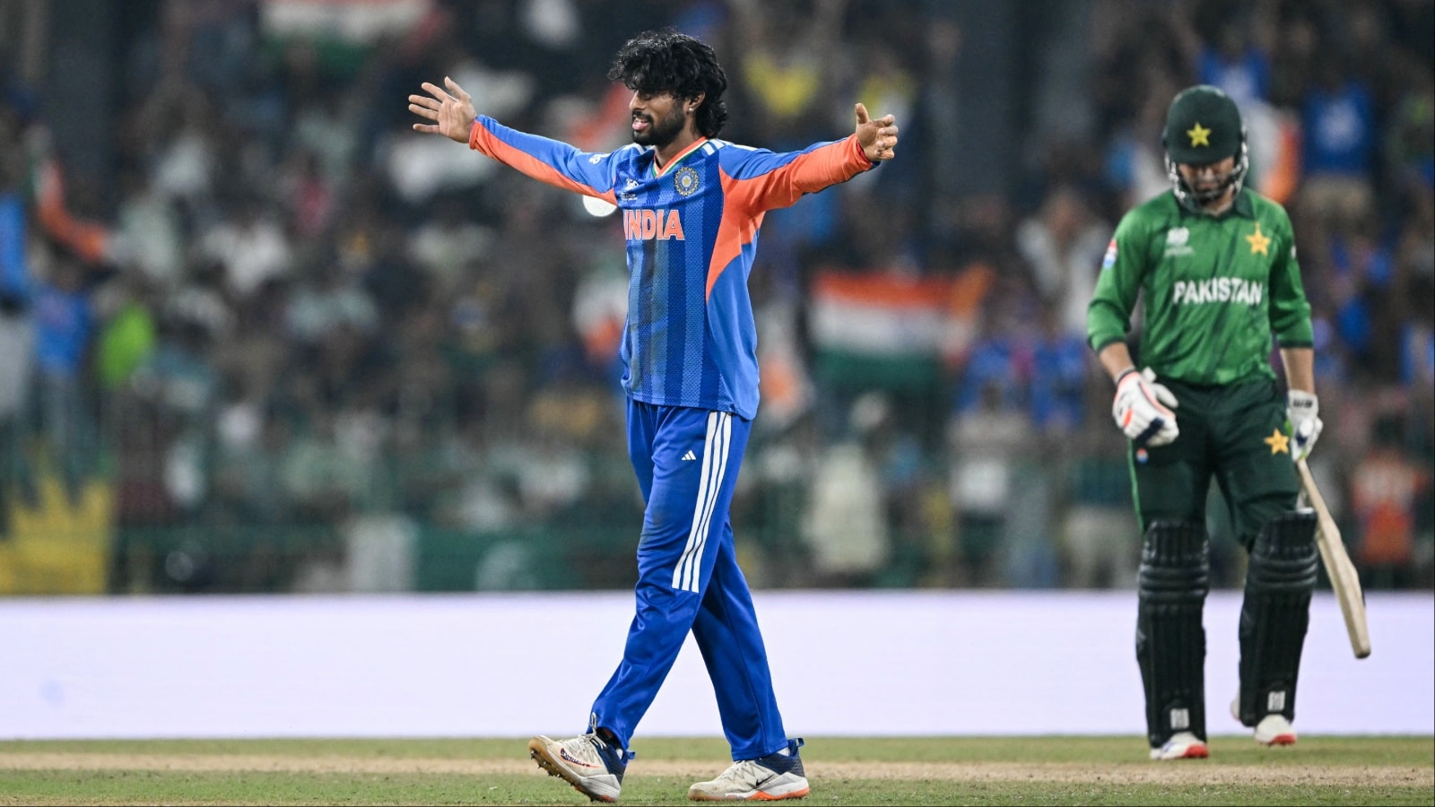 Tilak Varma comemora depois de receber o postigo de Mohammad Nawaz