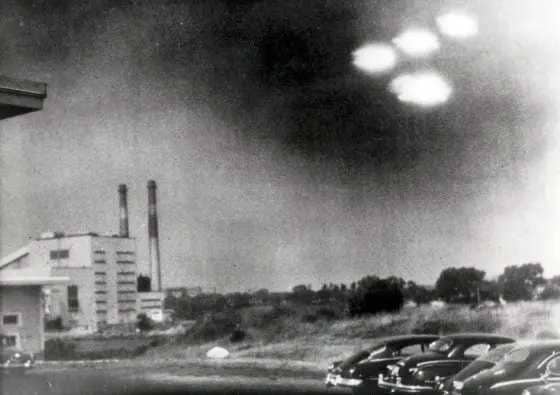 10 UFO Photos That Continue To Fuel Conspiracy Theories
