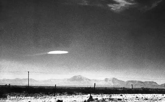 10 UFO Photos That Continue To Fuel Conspiracy Theories
