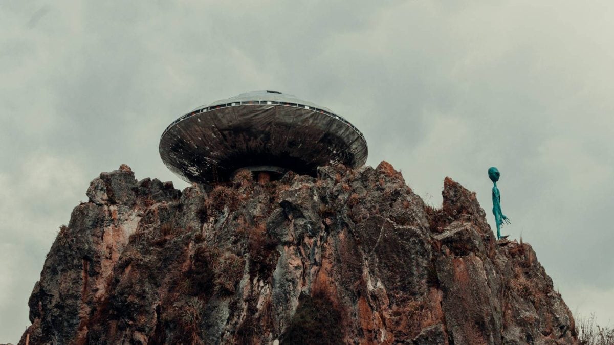 10 UFO Photos That Continue To Fuel Conspiracy Theories