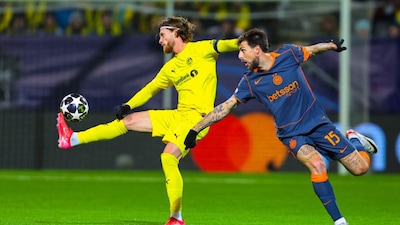 Bodø/Glimt's Kasper Høgh, left, Inter Milan's Francesco Acerbi vie for the ball during a Champions League soccer match, Wednesday, Feb 18, 2026, in Bodo, Norway. (Thomas Andersen/NTB Scanpix via AP)