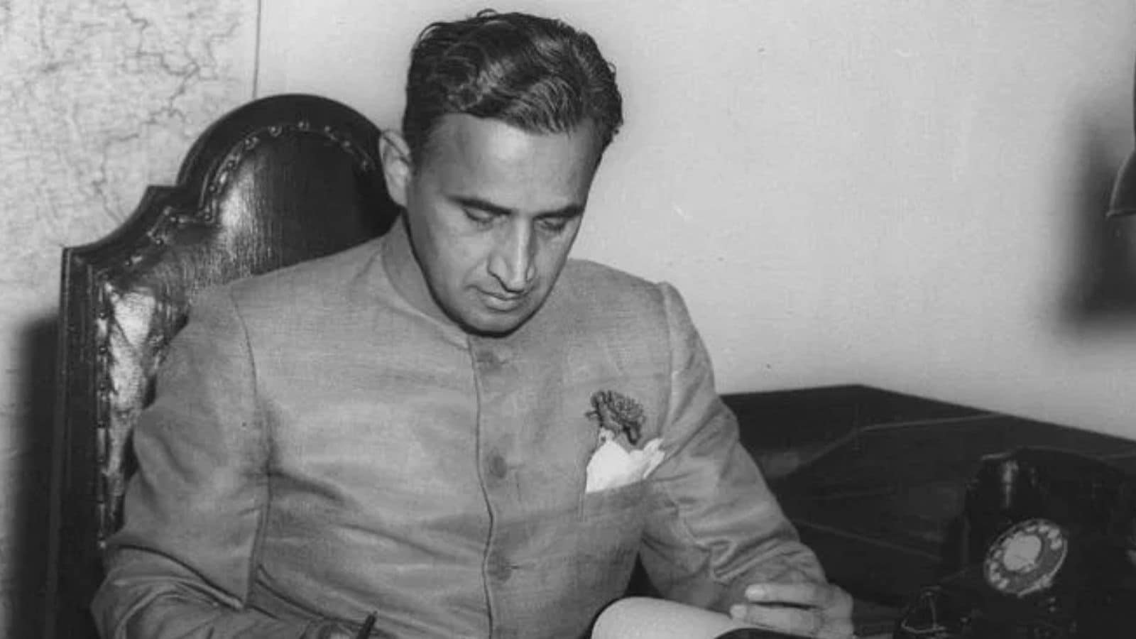 C.D. Deshmukh, India’s fourth Finance Minister, presented several budgets between 1950 and 1956. His tenure came at a time when the country was still building its economic base. One rare image from that period recently surfaced online that showed Deshmukh reading budget papers before presenting them in Parliament. The 1953–54 budget estimated revenue at Rs 437.76 crore, a figure that newspapers prominently carried. Reports focused on how the first elected Lok Sabha received the budget. 