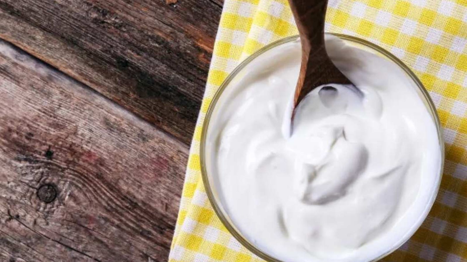 Dahi-cheeni is commonly used during exams and interviews. Elders often give this to students before they head out to give their exams to calm their nerves and increase their focus. Professionals also consume it before any major meetings. During weddings, especially in Eastern India, a similar preparation called dahi-chura is offered to the bride or groom. In all these situations, it serves as a simple way to prepare the mind and body.
Dahi-cheeni is commonly used during exams and interviews. Elders often give this to students before they head out to give their exams to calm their nerves and increase their focus. Professionals also consume it before any major meetings. During weddings, especially in Eastern India, a similar preparation called dahi-chura is offered to the bride or groom. In all these situations, it serves as a simple way to prepare the mind and body.