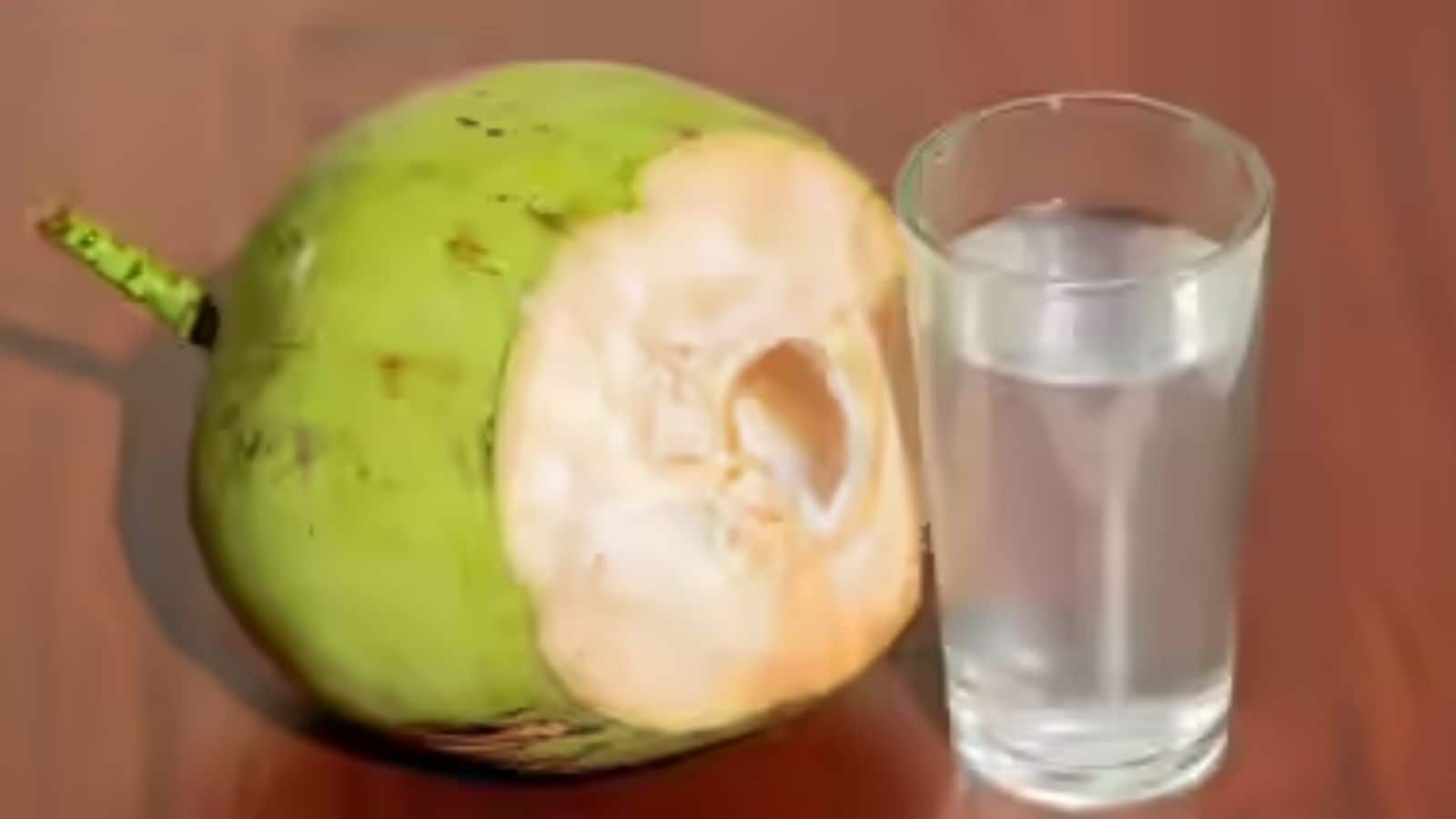 नवीनीकृत नीति भारत में नारियल के अद्वितीय स्थान पर प्रकाश डालती है, जहां यह न केवल एक प्रमुख कृषि फसल है, बल्कि क्षेत्रीय व्यंजनों, स्वास्थ्य प्रथाओं और घरेलू खपत में योगदान देने वाला एक दैनिक घटक भी है। आपकी जानकारी के लिए, भारत दुनिया के शीर्ष नारियल उत्पादकों में से एक है। 2023-24 में, देश में 2.33 मिलियन हेक्टेयर में लगभग 15.3 मिलियन मीट्रिक टन का उत्पादन हुआ। बेहतर सिंचाई और बेहतर कृषि पद्धतियों के साथ, 2026 तक उत्पादन लगभग 17.6 मिलियन मीट्रिक टन तक बढ़ने की उम्मीद है। 