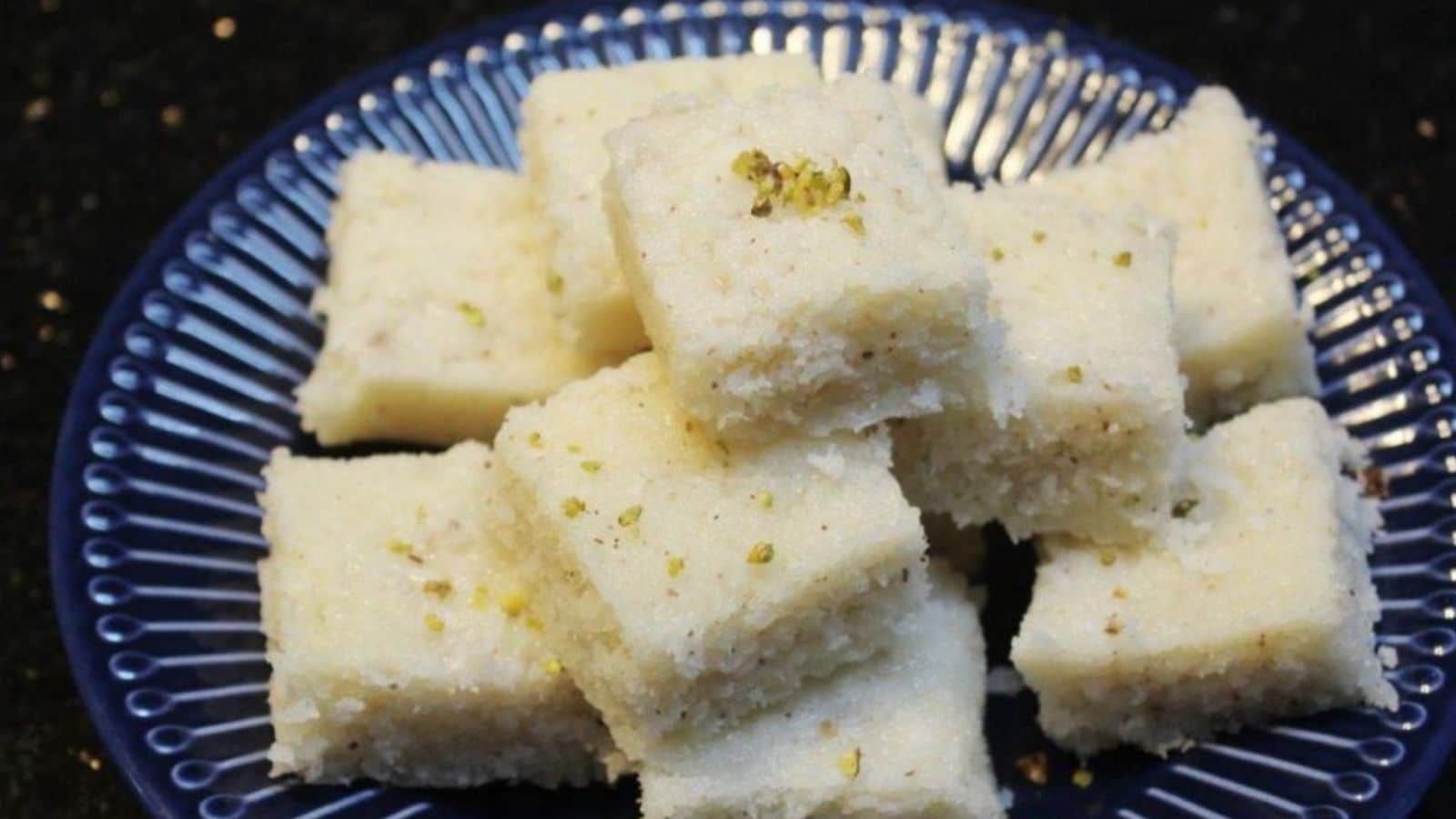 उत्तर भारत में नारियल का प्रयोग अधिक चयनात्मक रूप से किया जाता है। खासतौर पर त्योहारों के दौरान नारियल की बर्फी और खोपरा पाक जैसी मिठाइयों में इसका इस्तेमाल प्रमुखता से होता है। नारियल का दूध नवरतन कोरमा और कुछ पनीर व्यंजनों जैसी ग्रेवी को समृद्ध बनाता है। गर्मियों के बाज़ारों में नारियल का पानी लोकप्रिय है जबकि बालों की देखभाल के लिए नारियल का तेल आवश्यक है। 