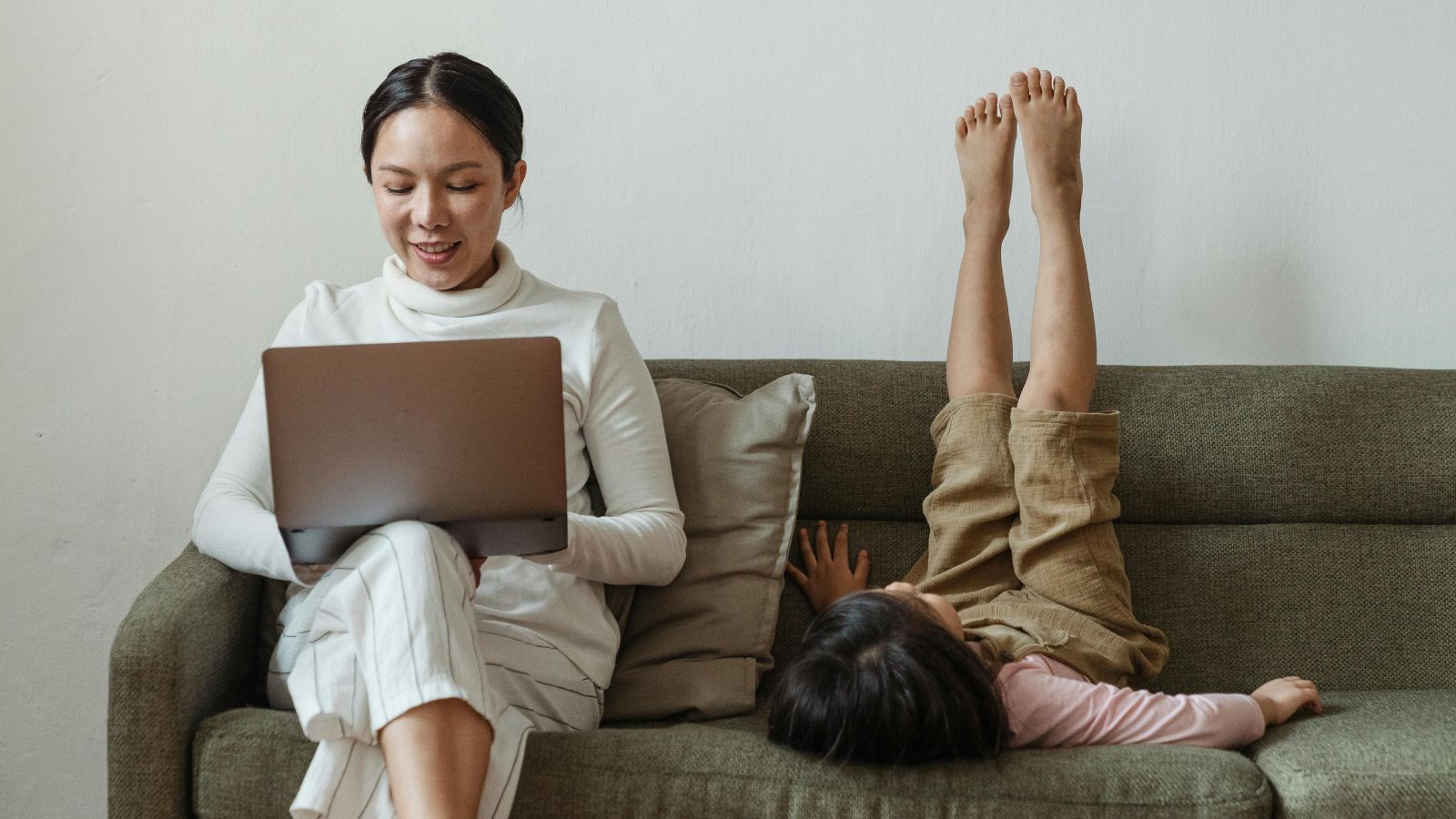 Use child friendly websites and apps to keep your child safe online. Always pick games and apps that match your child’s age. Before downloading, check the age ratings and read reviews to make sure they are suitable. It’s also better to choose apps without ads or in app purchases, so your child can enjoy them safely without distractions or risks. 