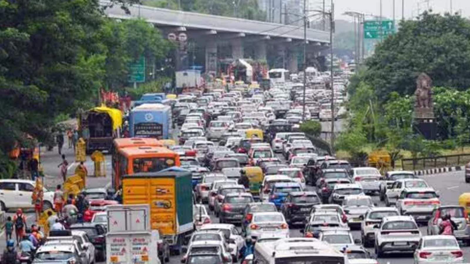 What Are The Specific Dangers Of Phone Use While Walking In India? The crowded streets, heavy traffic and widespread smartphone use in India have amplified the dangers of phone use while walking. Experts say that about 30-40 per cent of road accidents occur due to people being distracted by their mobiles while walking or driving. 