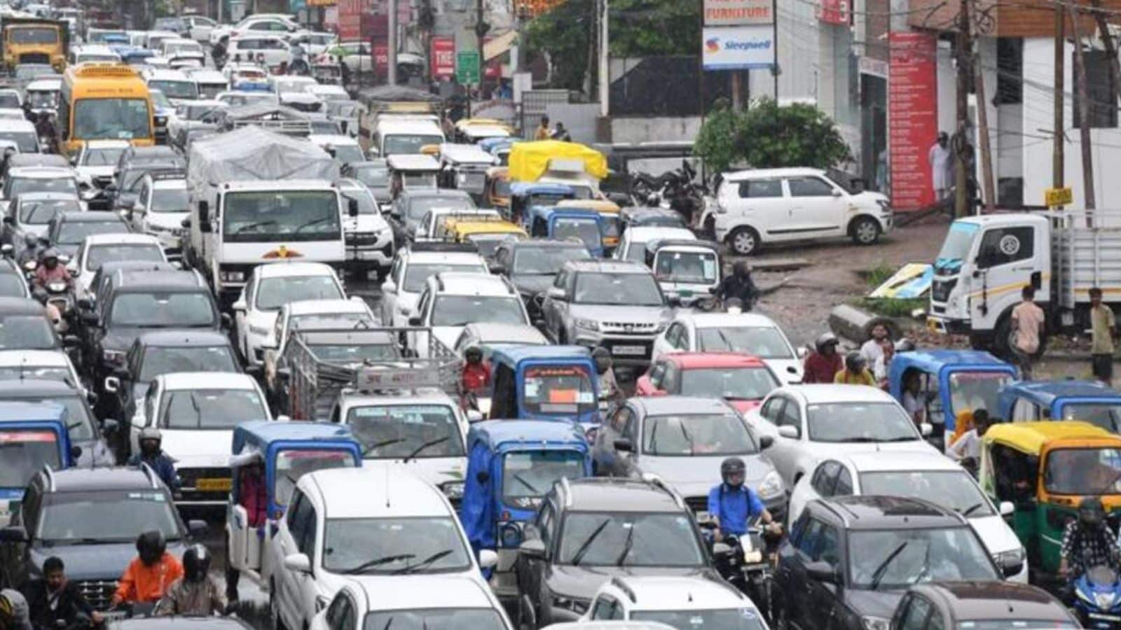 What Do Accident Statistics Reveal? In cities like Lucknow, about 30-40 per cent of road accident cases involve mobile phone use while walking. Studies reveal that 5-45 per cent of pedestrians are distracted by phones at crossings, depending on urban location.