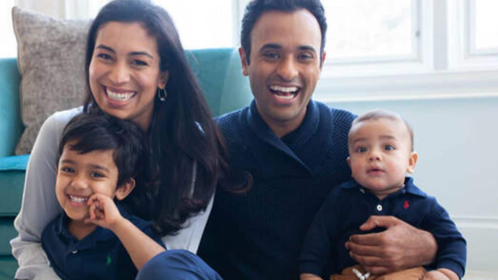 A jornada do casal até a paternidade não foi isenta de desafios. Antes da primeira gravidez bem-sucedida, elas sofreram um aborto espontâneo, e o incidente tornou a família crescente ainda mais significativa. Vivek e Apoorva, que se conheceram em Yale e se casaram em 2015, anunciaram a gravidez de Apoorva de seu terceiro filho em julho de 2025.