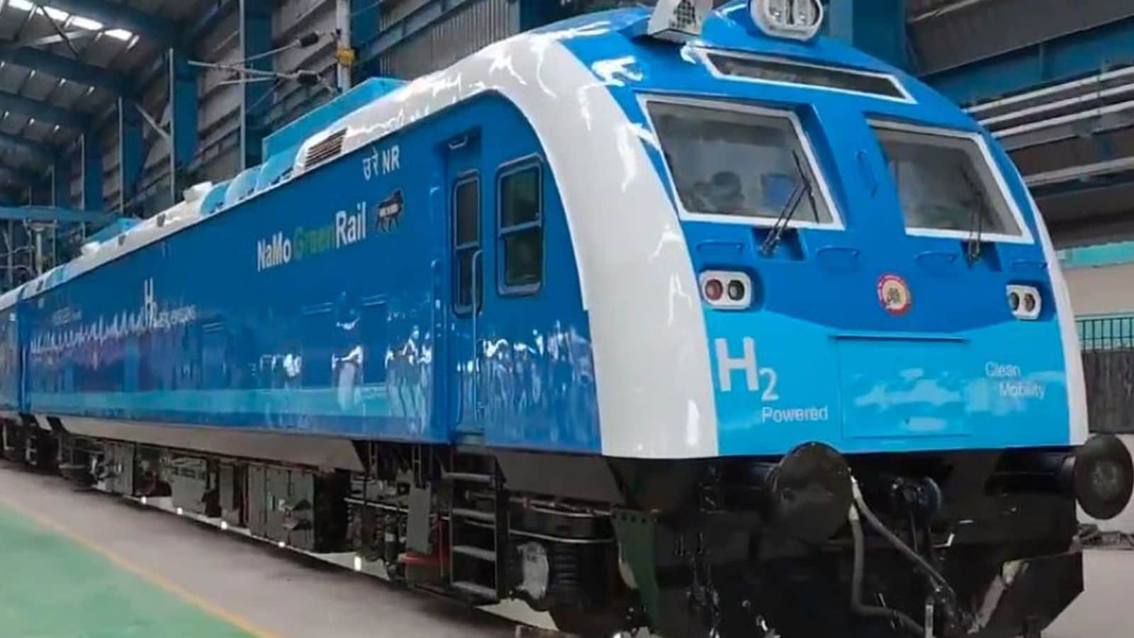 Before entering service, the GWR Class 230 completed a 22-month trial of rapid charging technology along the Greenford branch line. During these tests, the train covered 200.5 miles on a single charge, setting a world record for the longest distance travelled by a battery-electric train. The previous record, held by Stadler Deutschland in 2021, was 139 miles. The trials tested the train under various conditions, including multiple stops, passenger loads, and different weather scenarios, proving the battery system’s reliability for daily passenger service.