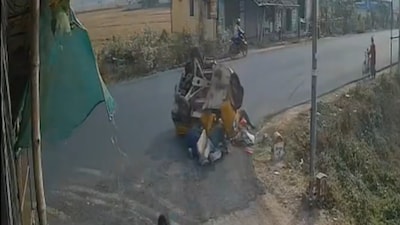 To avoid a crash, the auto driver hit the brakes hard. (Photo Credit : X)