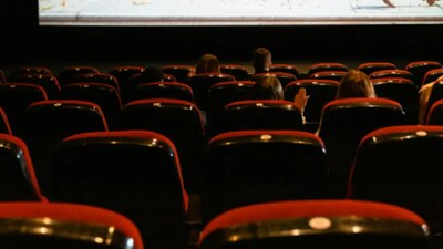 बॉलीवुड का अटूट प्रेम: कुंभ मेले का प्रतिष्ठित दृश्य जो फिल्मों को हिट बनाता है.