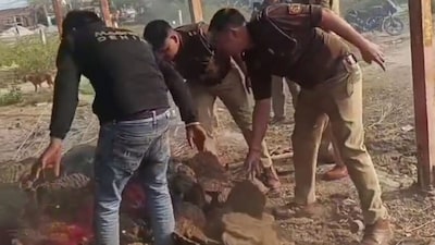 The police extinguished the fire using water and pulled the partially burned body from the pyre. (News18 Hindi)