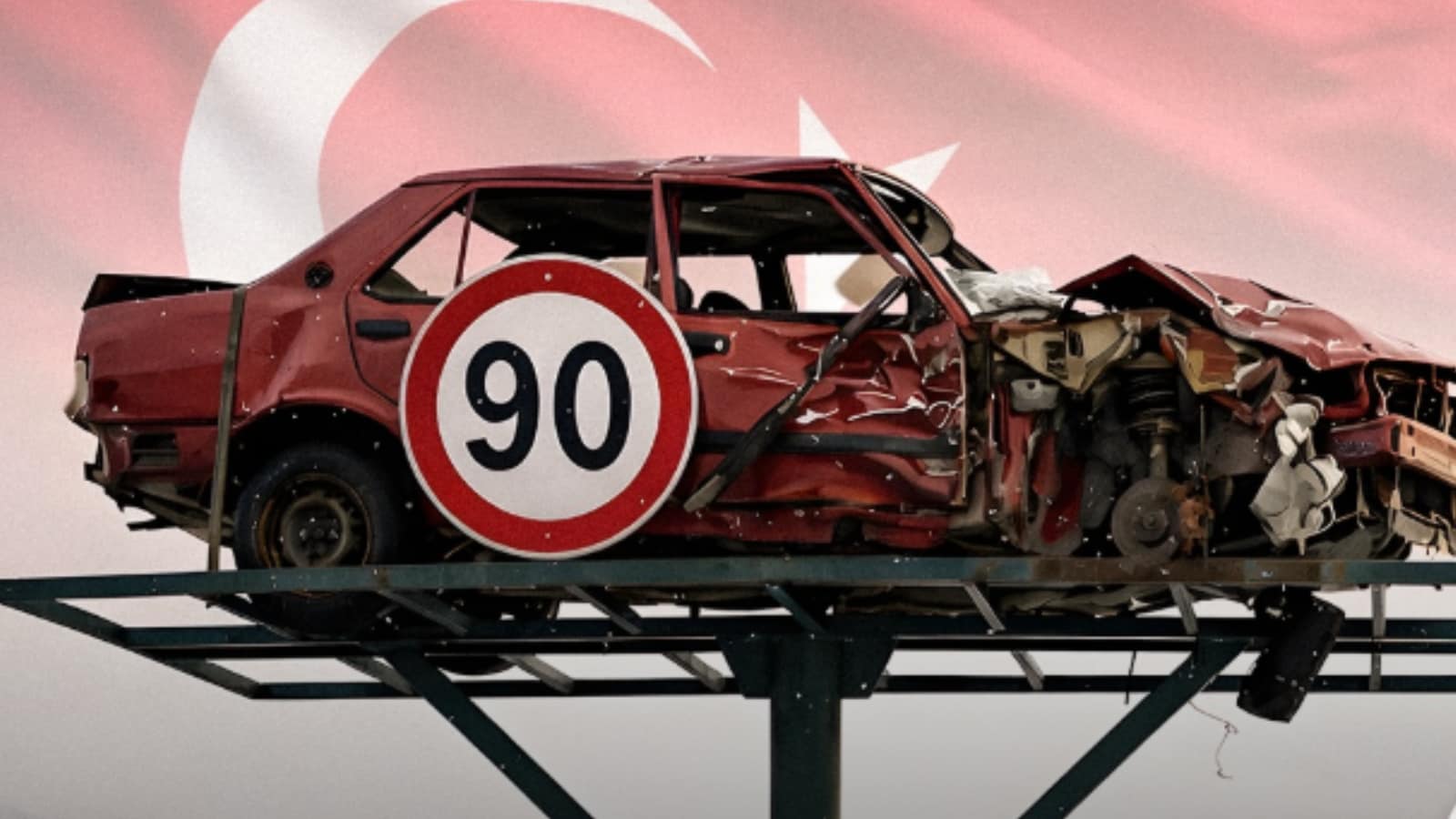 إذا كنت تقود سيارتك في أجزاء من شرق تركيا، فقد تلاحظ شيئًا مثيرًا للدهشة على طول الطرق السريعة: سيارات محطمة معلقة عالياً فوق الطريق. للوهلة الأولى، قد يبدو الأمر وكأنه عمل فني غريب. لكن الحقيقة أكثر خطورة بكثير. هذه المركبات هي سيارات حقيقية تعرضت لحوادث حقيقية.