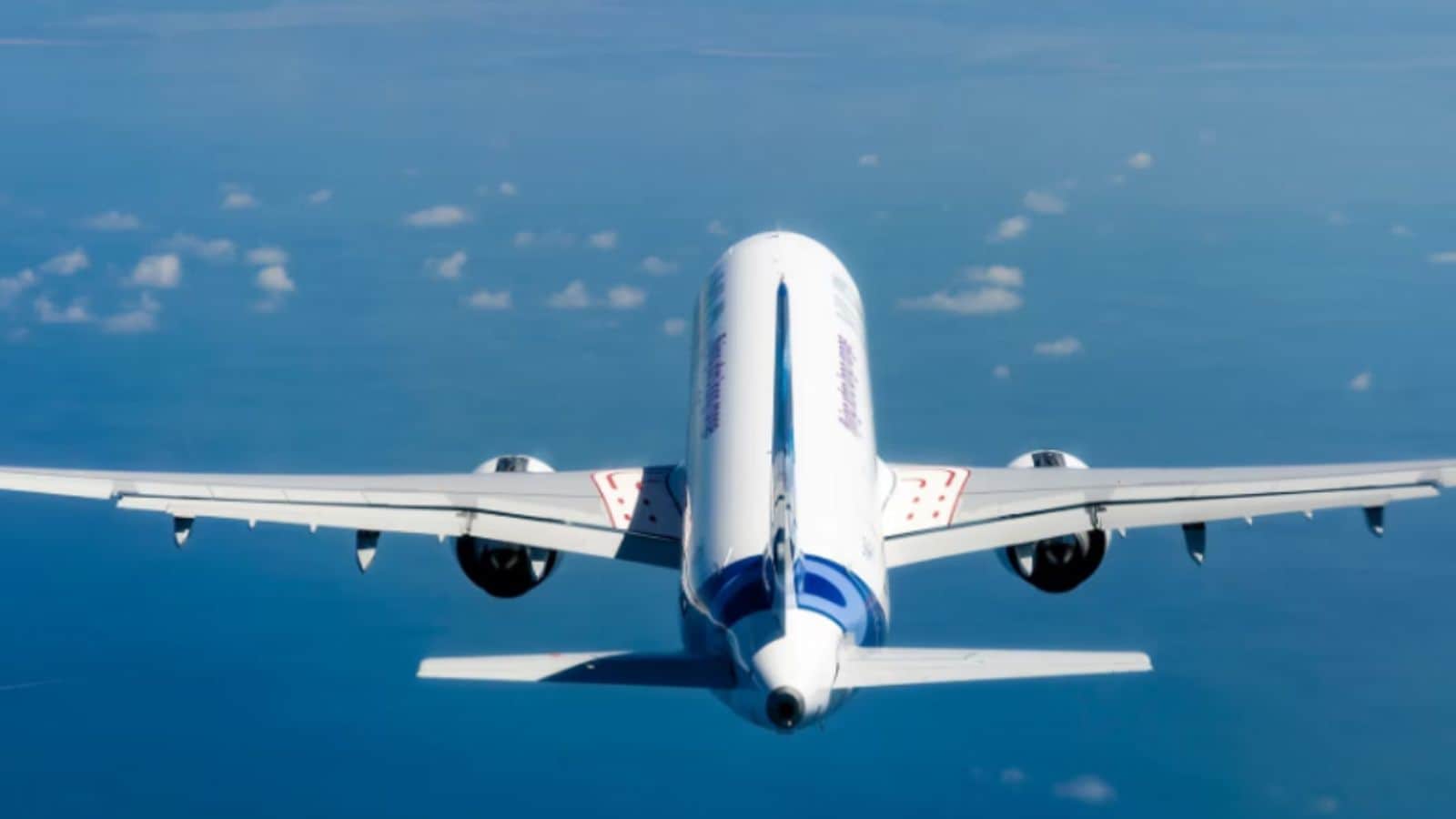 Aviation history has seen many moments that still send chills down the spine. One such incident occurred in 1982, a routine long-haul flight that suddenly became a dramatic test of skill and nerve at 37,000 feet. At the centre of it was Captain Eric Moody, who was commanding a British Airways Boeing 747.