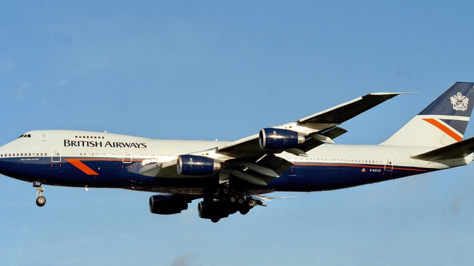 On June 24, 1982, British Airways Flight 009 was operating from London to Auckland with scheduled stops along the way. After departing Kuala Lumpur, the aircraft headed towards Perth in Western Australia. The Boeing 747, named City of Edinburgh, cruised over central Java under what appeared to be normal conditions. The cockpit weather radar did not indicate any major threat ahead. Then an unusual glow flickered around the aircraft, a phenomenon known as St Elmo’s fire. Shortly after, a strange white haze began spreading inside the cabin.