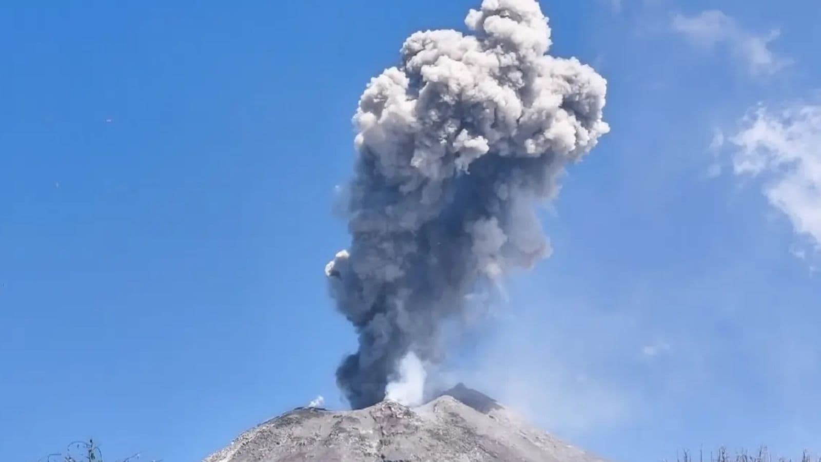 As per a report in The Telegraph, senior first officer Roger Greaves and senior engineering officer Barry Townley-Freeman were working alongside Moody. He began running through every possible restart procedure. Standard checklists were followed, then revisited. When those efforts did not work, he chose to move beyond routine steps. “I threw the rule book away and began to try different things. If I had not, I would not be here,” he later said, as reported in The Telegraph. At that point, the crew still did not know that they had entered a volcanic ash cloud from Mount Galunggung.