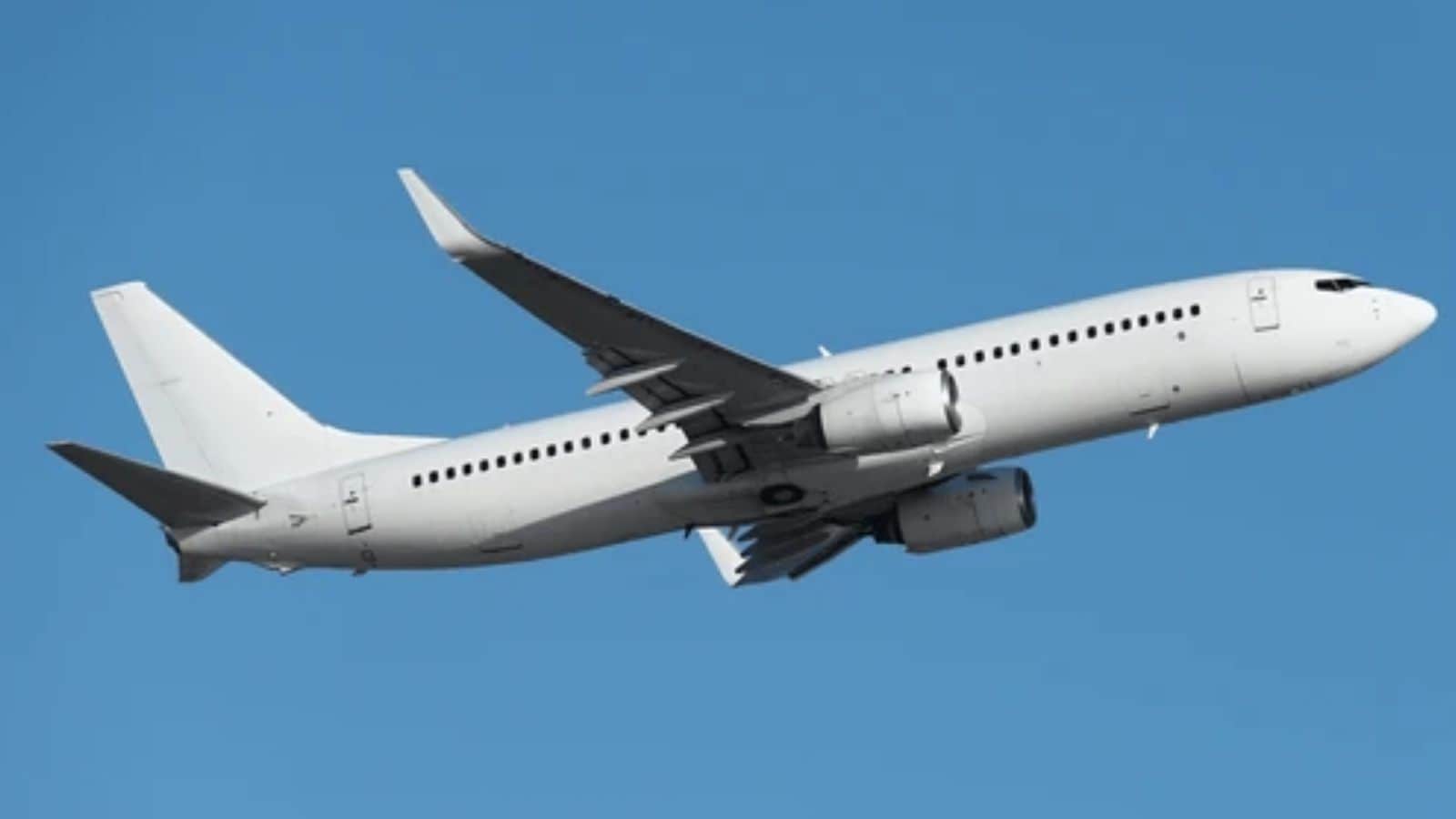 Cabin manager Graham Skinner and his team moved through the aisles. Some passengers had seen flames flicker from the engines and noticed smoke drifting inside. Despite this, there was no widespread panic reported on board. Meanwhile, Moody pushed the aircraft into denser air at a lower altitude to calculate how long they could glide without power. He estimated there were roughly 20 minutes before ditching in the Indian Ocean would become unavoidable.