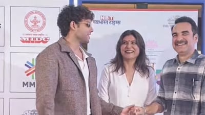 Siddhant greeted Pankaj Tripathi with a warm embrace.