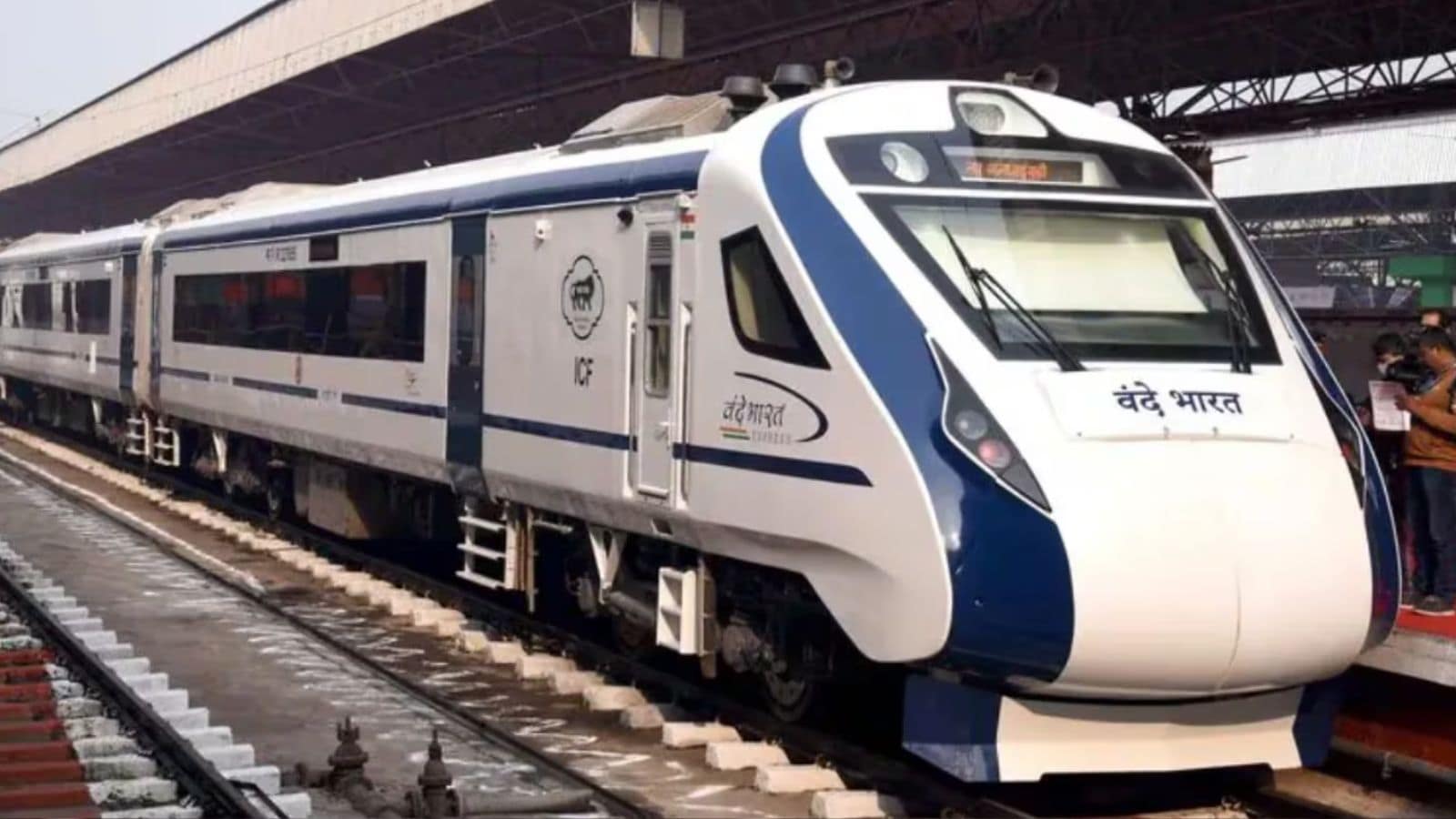  The Vande Bharat Express, also called Train 18, is India’s fastest train. It can reach a top speed of 180 km/h. On most approved routes, it runs at 160 km/h. It is fully made in India and offers modern features.