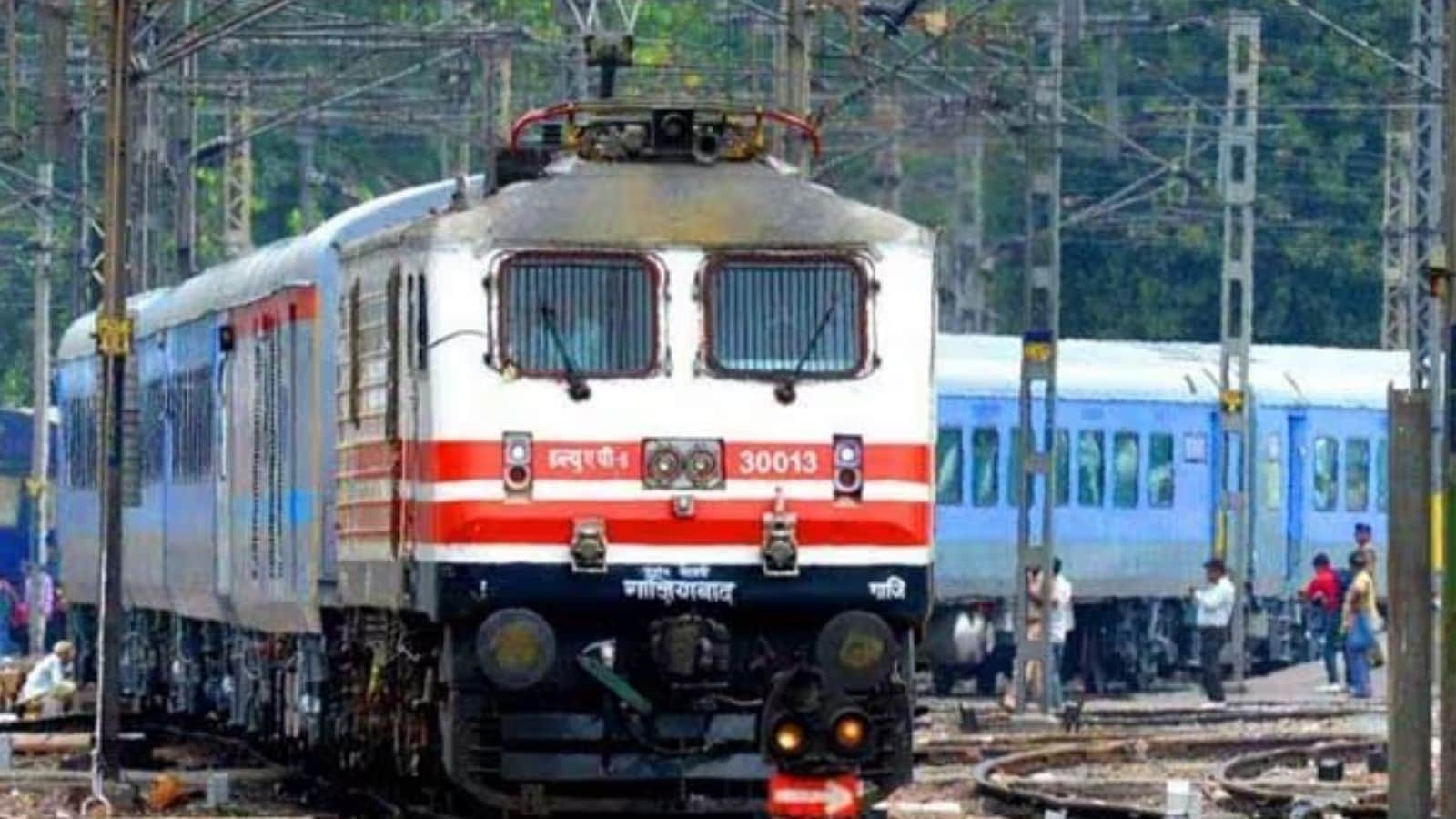  The Gatimaan Express was India’s first semi-high-speed train. It runs between Hazrat Nizamuddin and Agra. The train can operate at a speed of 160 km/h. It mainly serves passengers travelling to tourist destinations.
