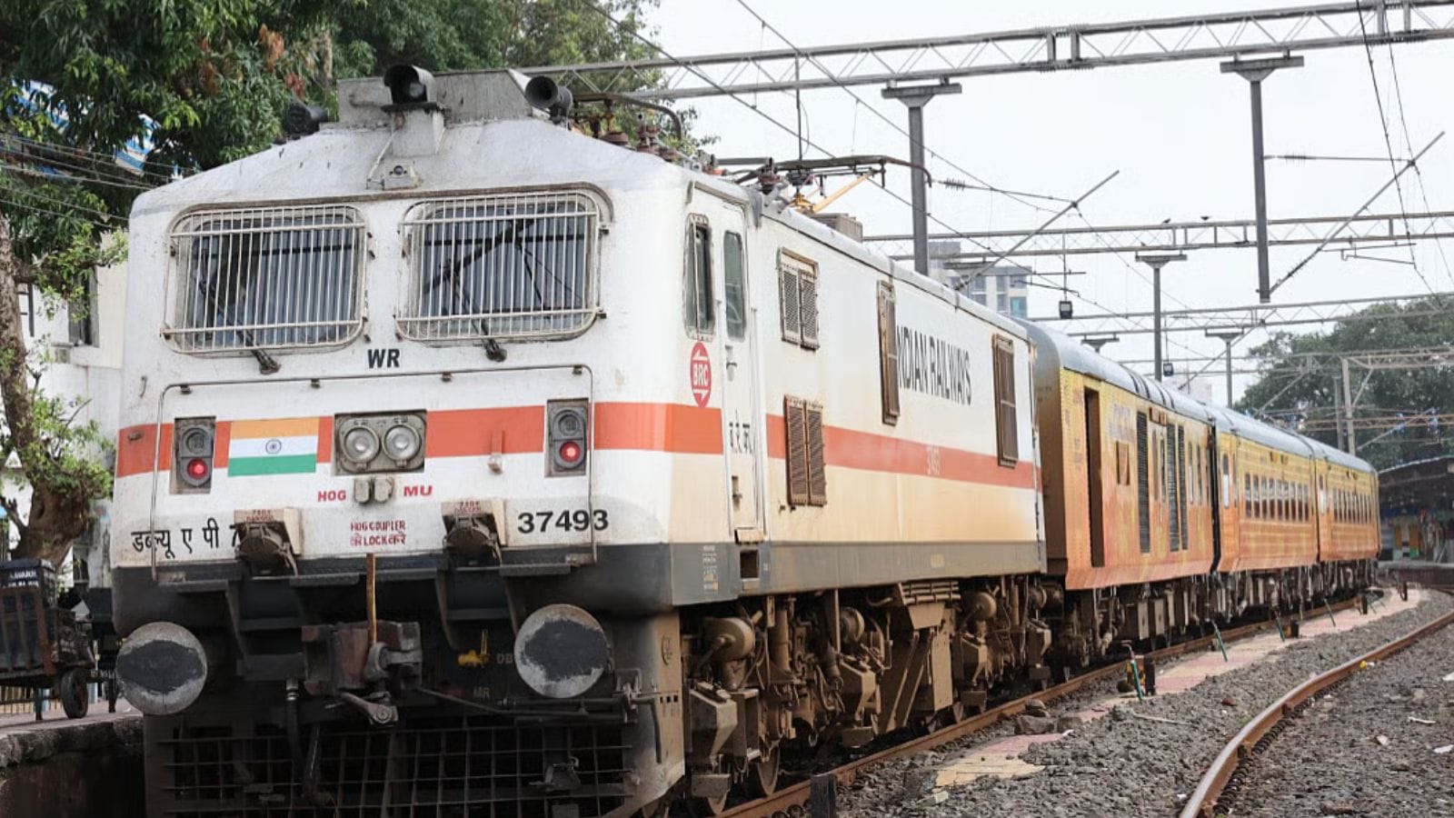  The Mumbai–New Delhi Rajdhani Express is a fast, long-distance train. It operates at a top speed of around 140 km/h. This train connects two major cities efficiently. It remains a trusted option for overnight travel.
