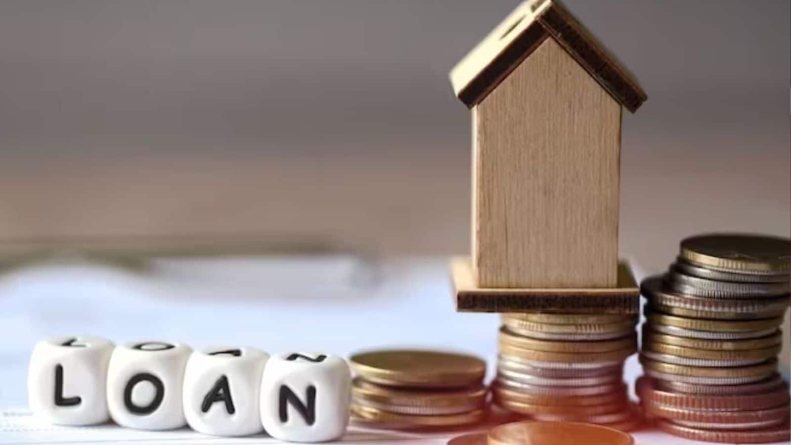 Os empréstimos de microfinanciamento são pequenos empréstimos para famílias que ganham menos de Rs 3 lakh anualmente. Você não precisa dar propriedades ou bens como garantia. Esses empréstimos ajudam pessoas que não conseguem acessar o crédito bancário regular. Destinam-se a apoiar pequenas necessidades financeiras.