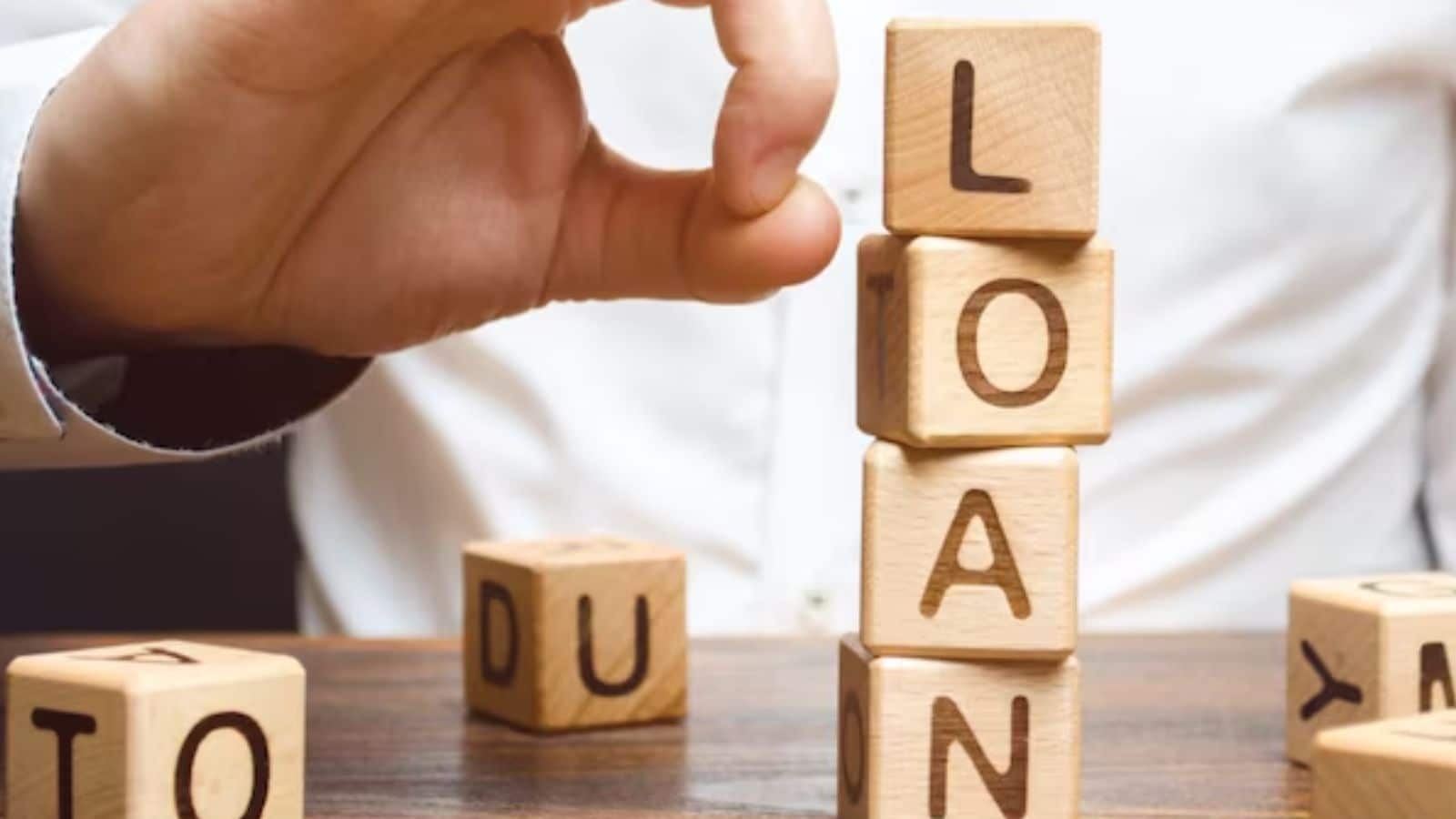 Apenas os credores regulamentados pelo Reserve Bank of India podem conceder empréstimos de microfinanciamento. Estes incluem bancos, pequenos bancos financeiros e bancos rurais regionais. NBFCs, bancos cooperativos e instituições de microfinanças também podem oferecê-los. Grupos de auto-ajuda e algumas ONG também podem fornecer apoio.