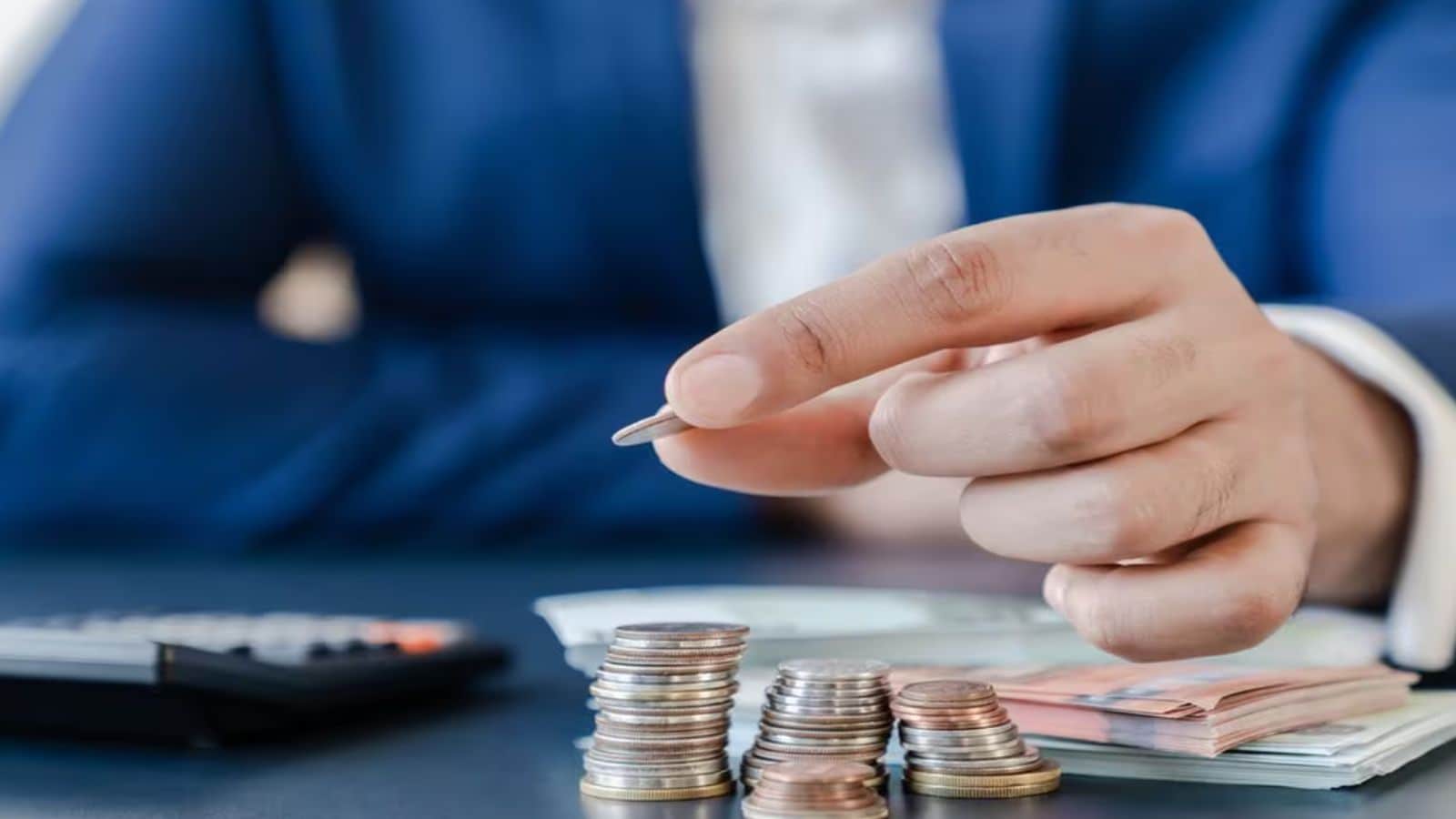 Muitos indianos não têm acesso a serviços bancários formais. Os empréstimos de microfinanciamento ajudam a preencher esta lacuna sem pedir terrenos ou propriedades. Eles dão às famílias a chance de desenvolver pequenos negócios. Eles também ajudam a gerenciar emergências ou despesas escolares.