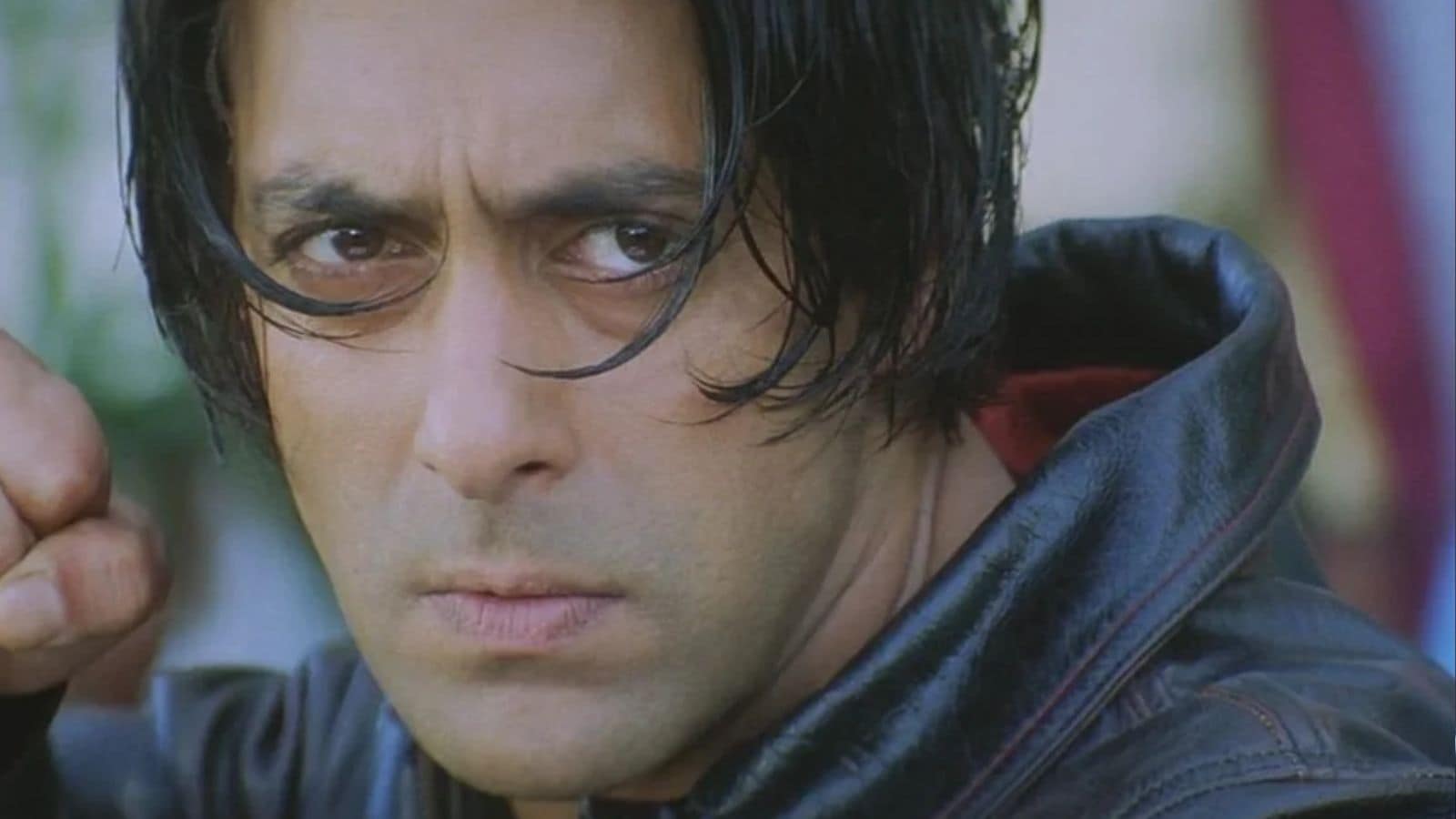 Radhe is introduced as an aggressive and carefree college student who spends her days hanging out with friends and getting into fights. But beneath that tough exterior lies a vulnerable lover. When he falls in love with a simple, soft-spoken girl, his life takes a dramatic turn. The love story gradually transforms into a painful story of separation, mental breakdown and loss.