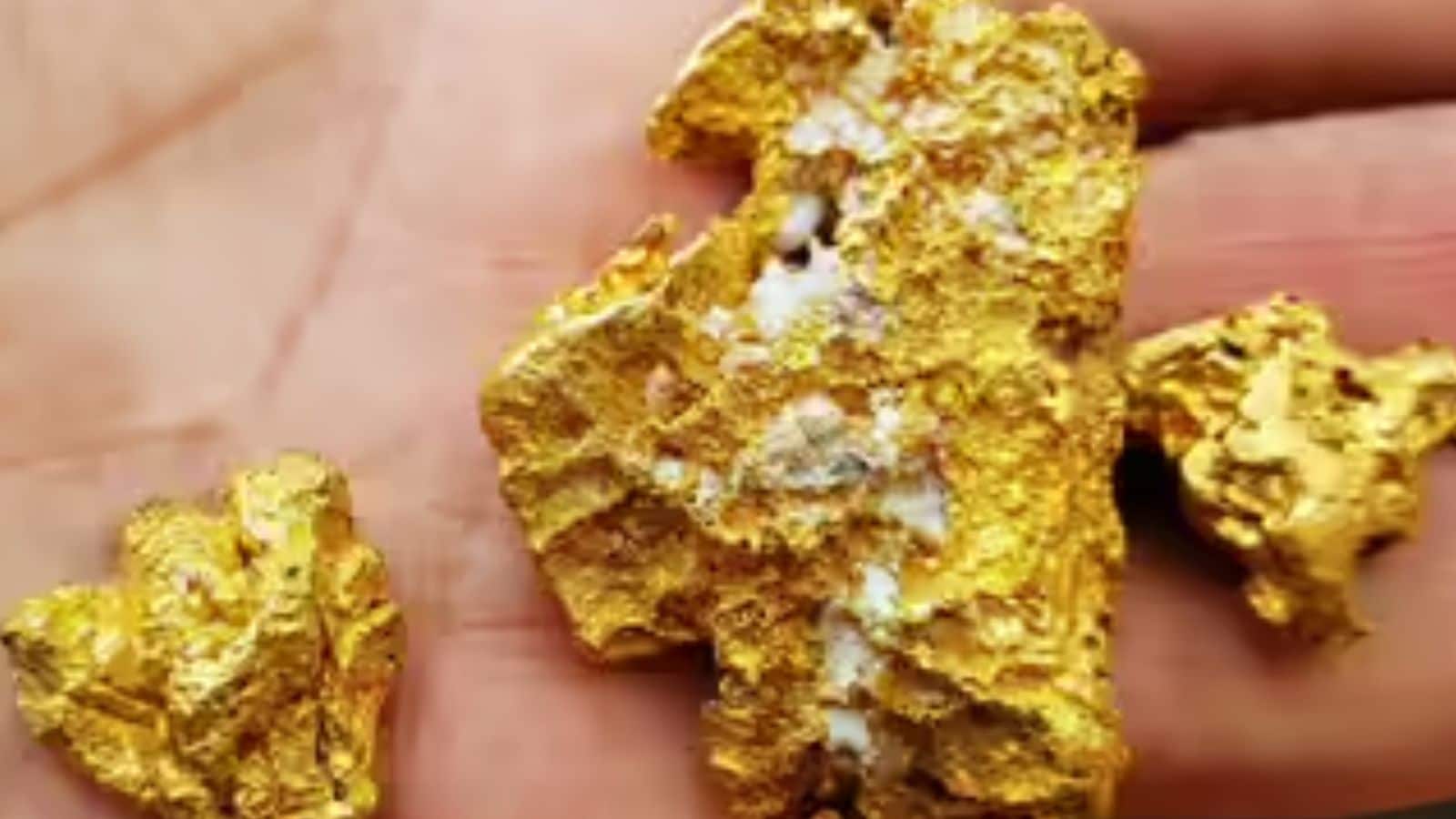 प्रयोगशाला में विकसित सोना बनाने की दो मुख्य विधियाँ हैं। पहला सोने के परमाणुओं के निर्माण के लिए परमाणु-स्तर की तकनीक का उपयोग करता है, हालांकि यह वर्तमान में बहुत महंगा है। दूसरी विधि में पुनर्नवीनीकरण सोने का उपयोग किया जाता है, इसे बहुत उच्च शुद्धता प्राप्त करने के लिए प्रयोगशालाओं में शुद्ध किया जाता है। प्रयोगशाला में विकसित हीरों के विपरीत, यह तकनीक अभी भी विकसित हो रही है और अभी तक मुख्यधारा के आभूषण उत्पादन तक नहीं पहुंची है। प्रयोगशाला में विकसित सोना बनाने की दो मुख्य विधियाँ हैं। पहला सोने के परमाणुओं के निर्माण के लिए परमाणु-स्तर की तकनीक का उपयोग करता है, हालांकि यह वर्तमान में बहुत महंगा है। दूसरी विधि में पुनर्नवीनीकरण सोने का उपयोग किया जाता है, इसे बहुत उच्च शुद्धता प्राप्त करने के लिए प्रयोगशालाओं में शुद्ध किया जाता है। प्रयोगशाला में विकसित हीरों के विपरीत, यह तकनीक अभी भी विकसित हो रही है और अभी तक मुख्यधारा के आभूषण उत्पादन तक नहीं पहुंची है।