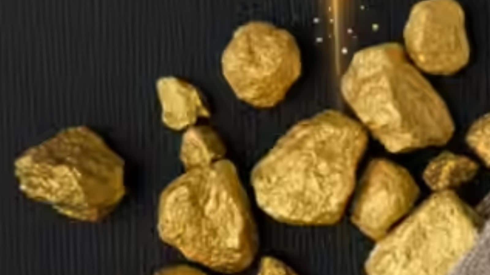 भारत में आभूषण उद्योग टिकाऊ प्रथाओं को अपनाने के दबाव में है। सोने का खनन संसाधन-भारी है, जिसके लिए भूमि, पानी और साइनाइड और पारा जैसे हानिकारक रसायनों की आवश्यकता होती है। लैब-विकसित सोना अधिक नैतिक और पर्यावरण-अनुकूल विकल्प प्रदान करता है। उपभोक्ता तेजी से ऐसे आभूषण चाहते हैं जो टिकाऊ हों, और इस प्रवृत्ति ने प्रयोगशाला में विकसित सोने को खरीदारों और विक्रेताओं दोनों के लिए सुर्खियों में ला दिया है। भारत में आभूषण उद्योग टिकाऊ प्रथाओं को अपनाने के दबाव में है। सोने का खनन संसाधन-भारी है, जिसके लिए भूमि, पानी और साइनाइड और पारा जैसे हानिकारक रसायनों की आवश्यकता होती है। लैब-विकसित सोना अधिक नैतिक और पर्यावरण-अनुकूल विकल्प प्रदान करता है। उपभोक्ता तेजी से ऐसे आभूषण चाहते हैं जो टिकाऊ हों, और इस प्रवृत्ति ने प्रयोगशाला में विकसित सोने को खरीदारों और विक्रेताओं दोनों के लिए सुर्खियों में ला दिया है।